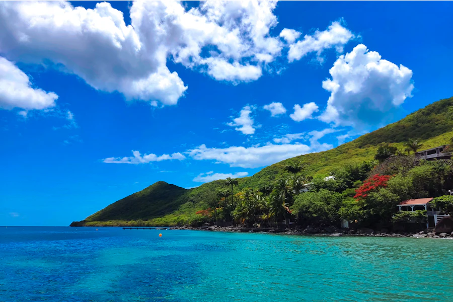 Une anse entourée de collines verdoyantes, sur la côte sud-ouest de la Martinique
