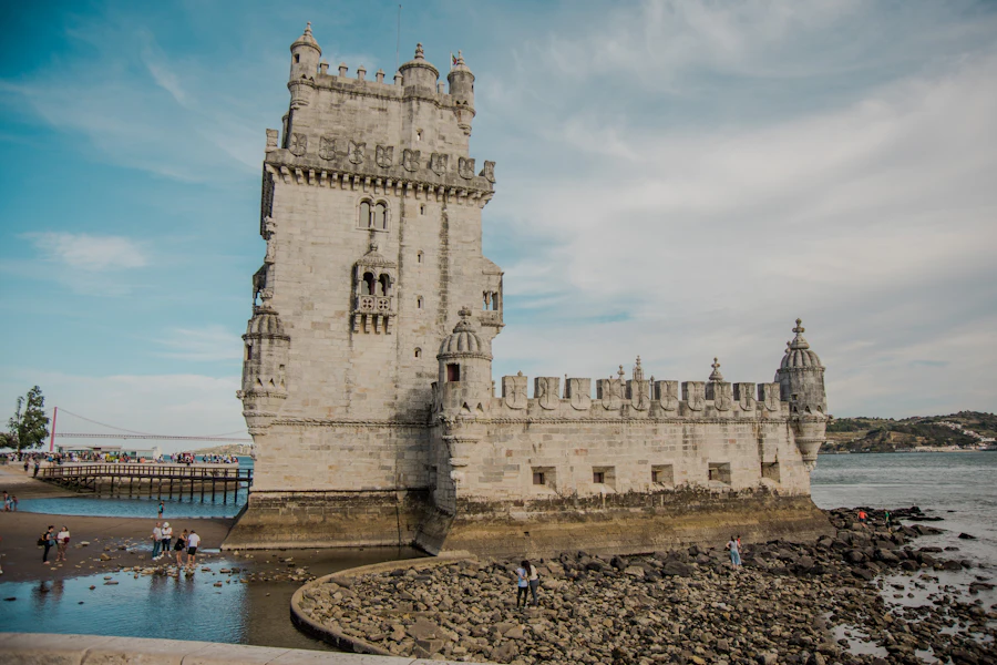 La tour de Belém au bord du Tage, sous un ciel bleu