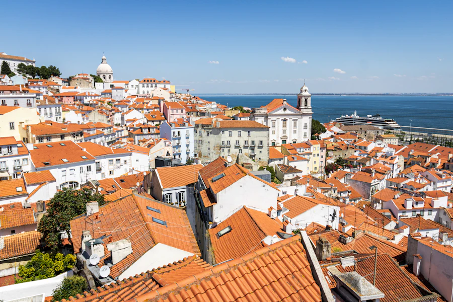 Les toits de tuiles de l'Alfama qui descendent vers le Tage