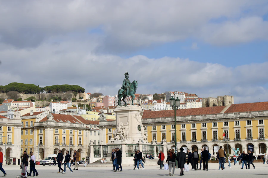La place du Commerce, sa statue équestre et ses arcades jaunes