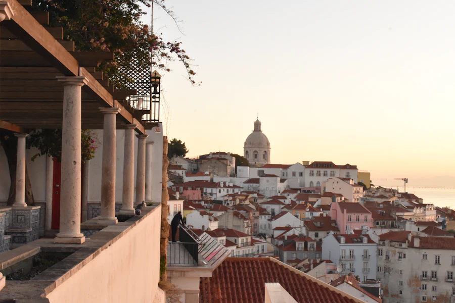 Vue sur l'Alfama depuis un belvédère à arcades, au lever du soleil