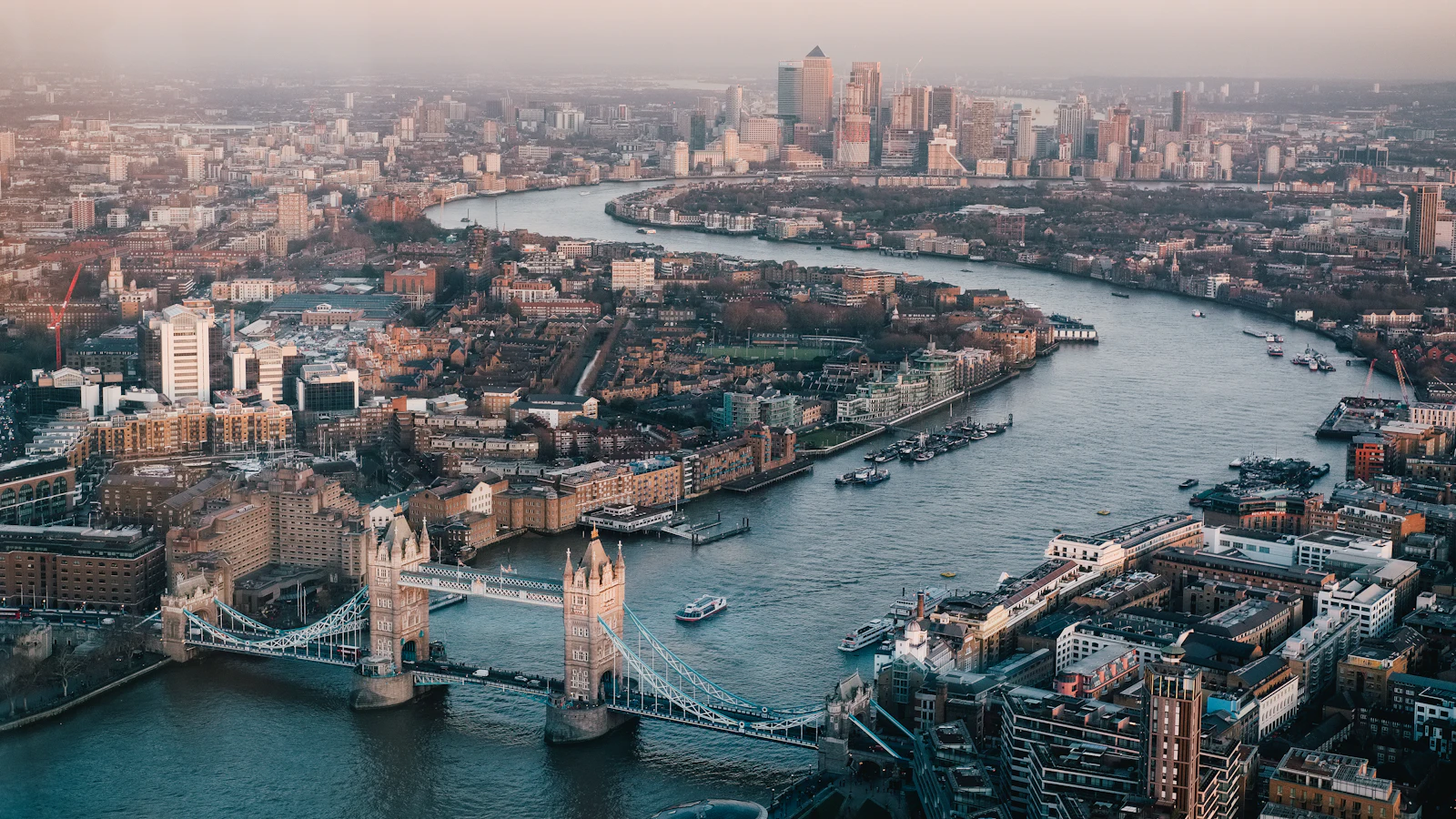 La Tamise qui serpente à travers Londres, avec Tower Bridge, vue du ciel