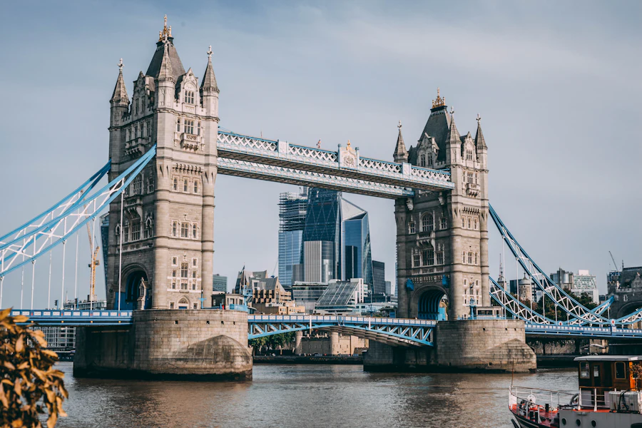 Tower Bridge au-dessus de la Tamise, tôt le matin