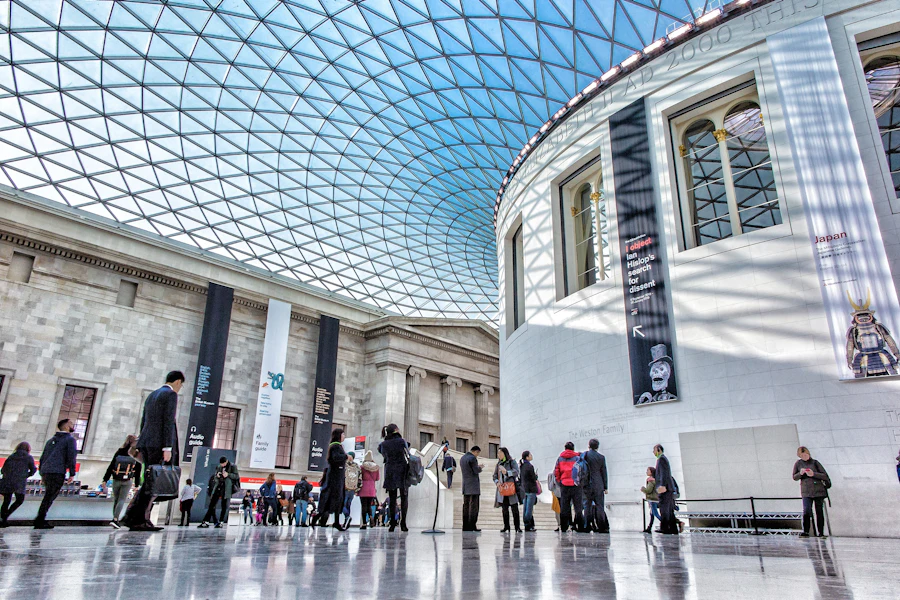 La grande cour couverte d'une verrière du British Museum