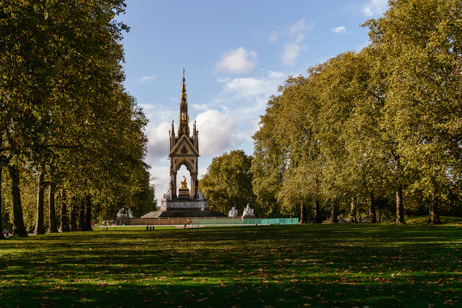 Les pelouses de Hyde Park et l'Albert Memorial en automne