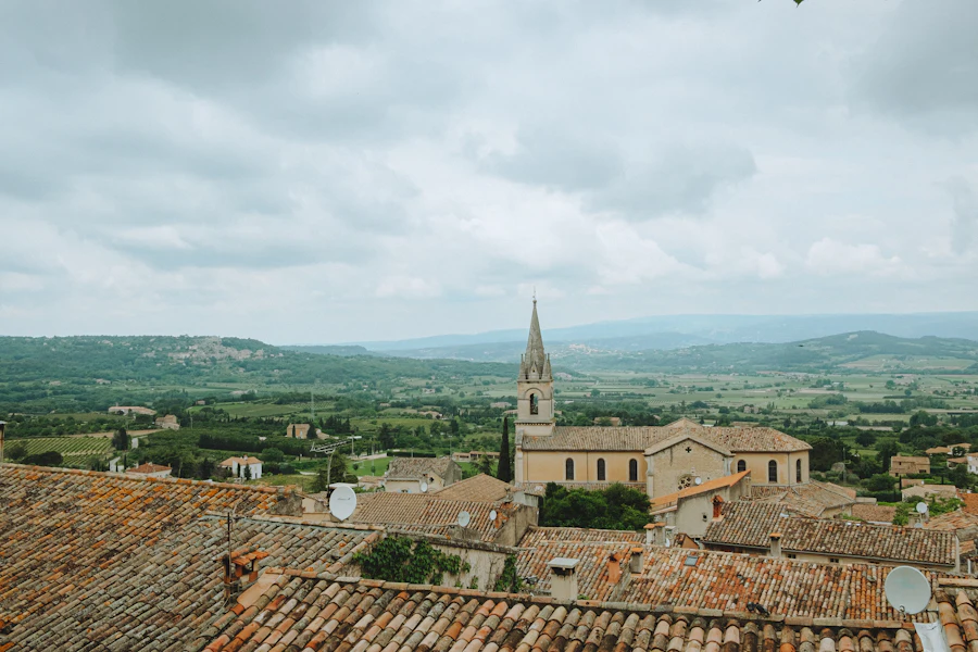 Bonnieux et son clocher au-dessus de la vallée