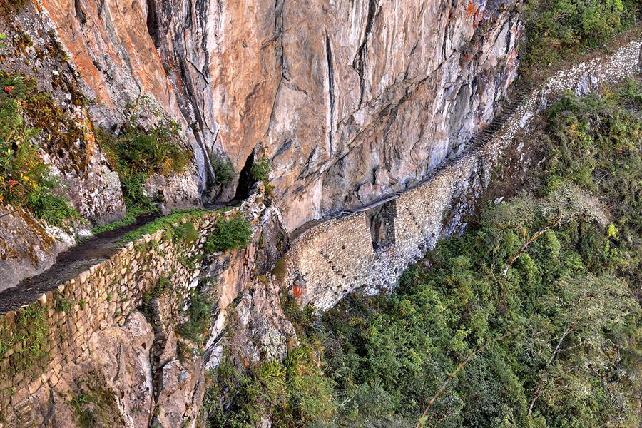 Le pont inca accroché à la falaise