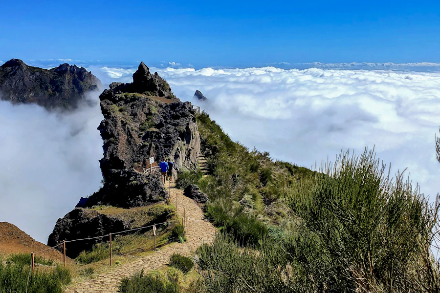 Le sentier de crête au départ du pic do Arieiro