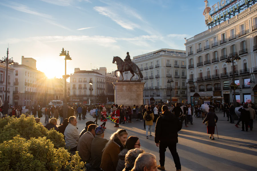 La Puerta del Sol et sa statue équestre au coucher du soleil