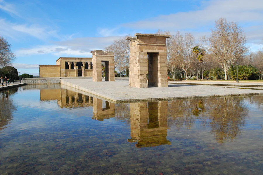 Le temple de Debod se reflétant dans son bassin