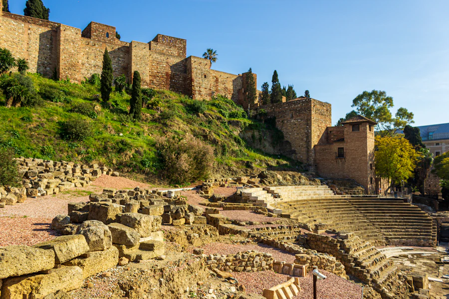 Les remparts de l'Alcazaba au-dessus du théâtre romain