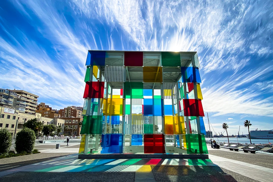 Le cube de verre coloré du Centre Pompidou sur le port