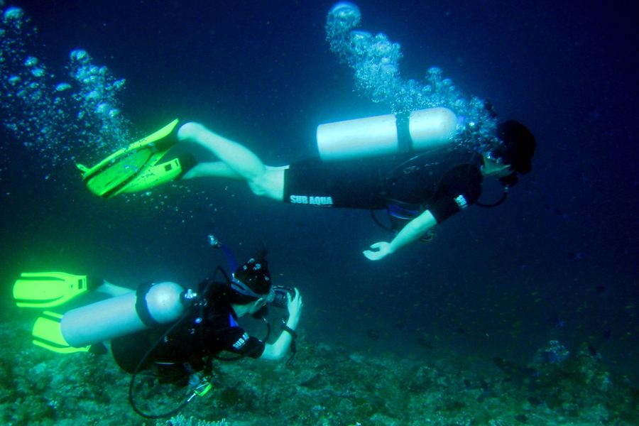 Des plongeurs à Manta Point
