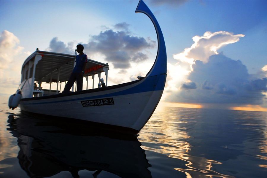 Un dhoni au coucher du soleil