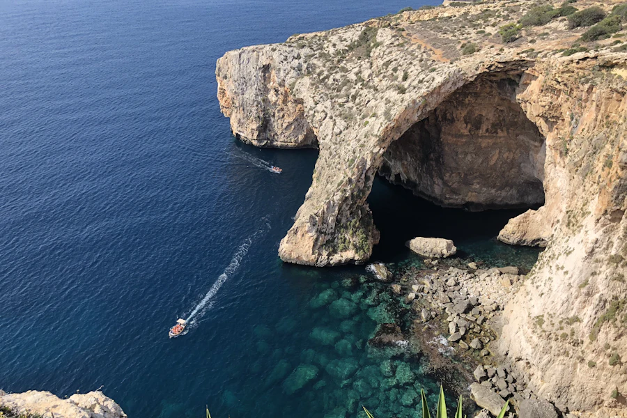 Les arches marines de la Grotte bleue, près de Żurrieq