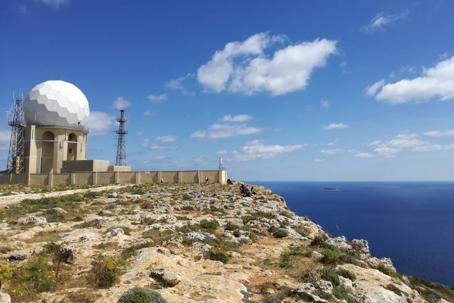 Les falaises de Dingli au-dessus de la mer