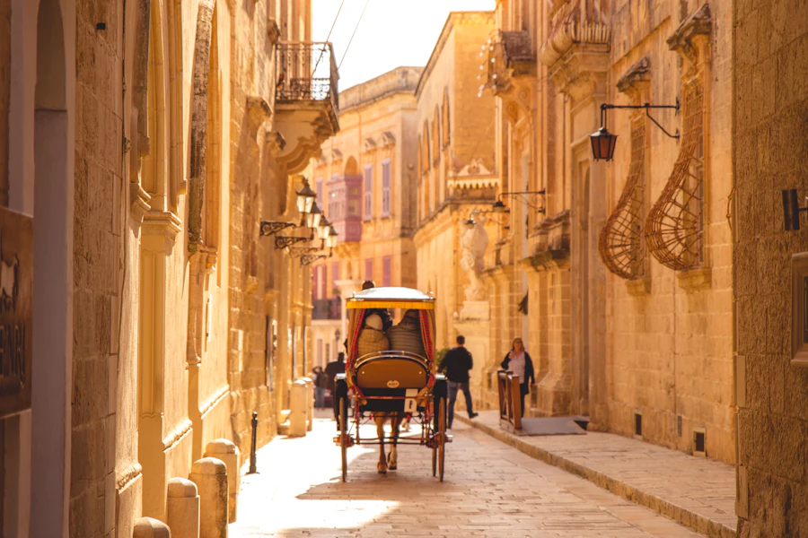Une ruelle de pierre dorée de Mdina, la « cité du silence »