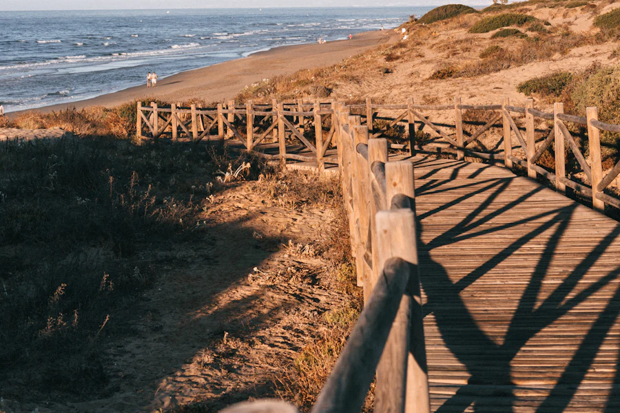 Une passerelle de bois menant à la plage de Marbella