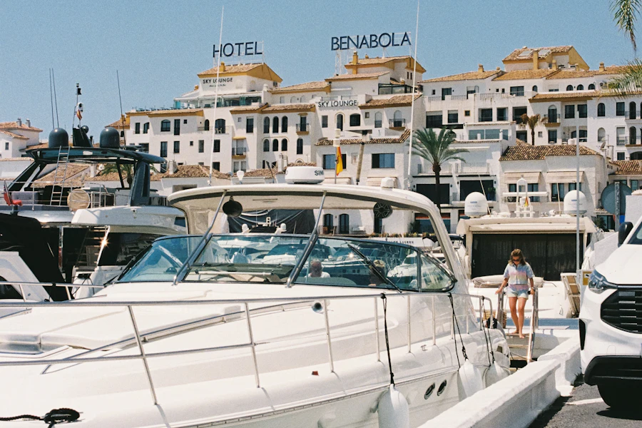 Yachts amarrés dans le port de plaisance de Puerto Banús