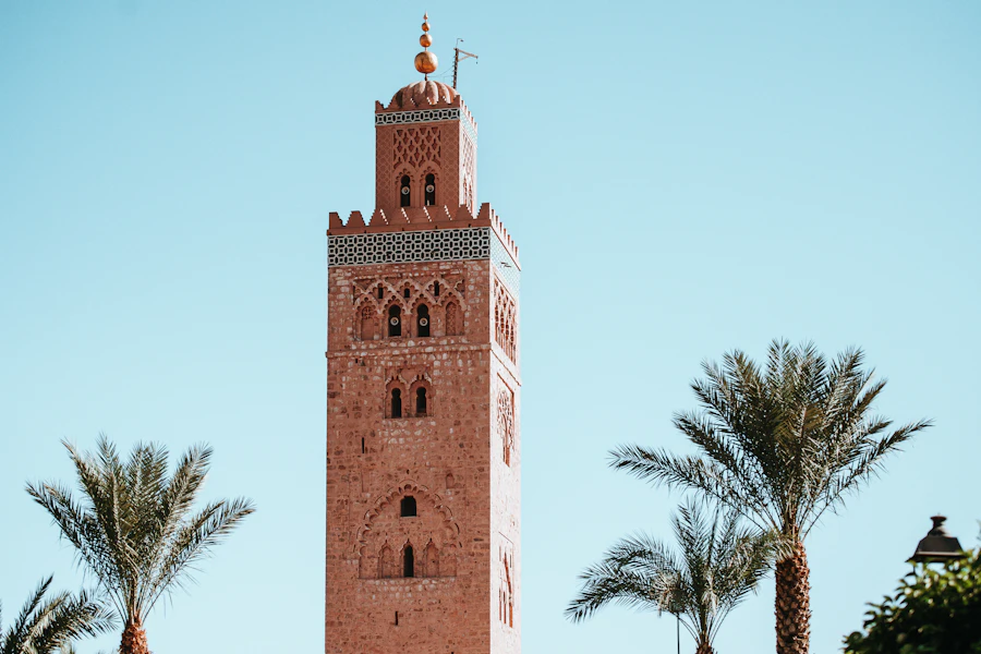 Le minaret de la Koutoubia entre les palmiers, sous un ciel bleu