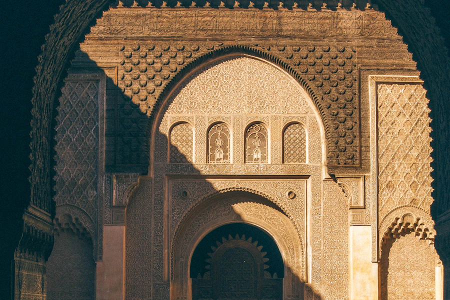 Les arcs sculptés et les mosaïques de la médersa Ben Youssef