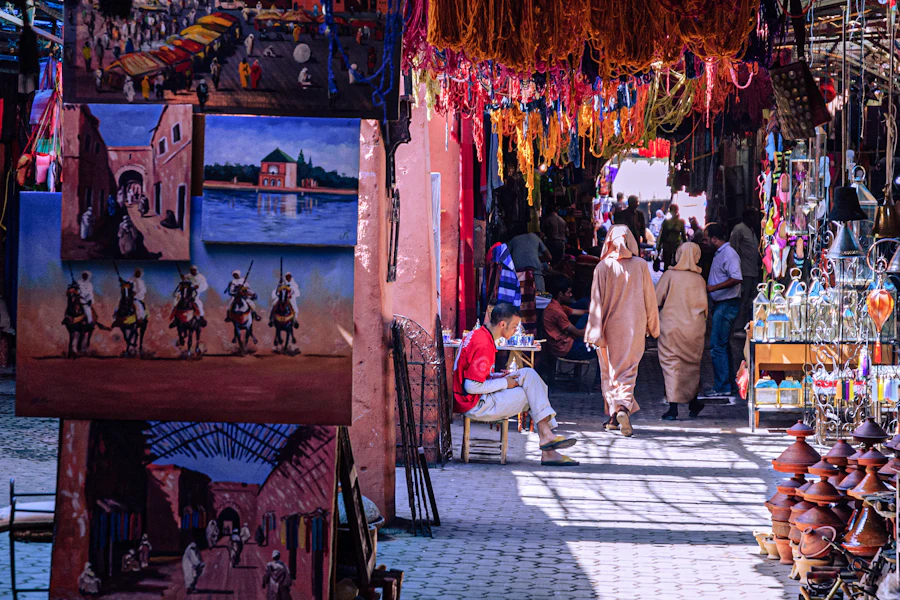 Une ruelle des souks de Marrakech bordée d'échoppes et de tableaux