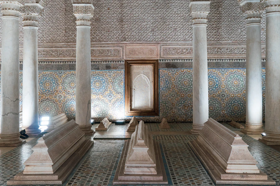 L'intérieur sculpté et décoré des tombeaux saadiens