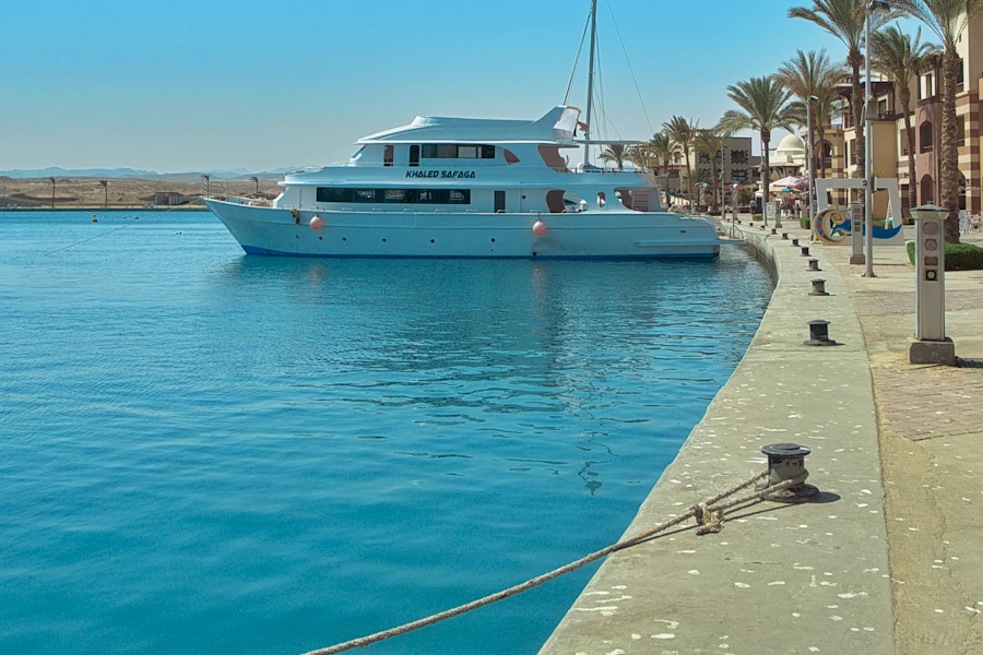 Un bateau amarré à quai dans la marina de Port Ghalib