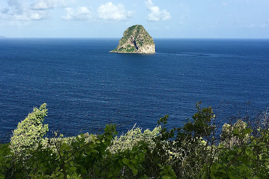 Le rocher du Diamant émergeant de la mer des Caraïbes