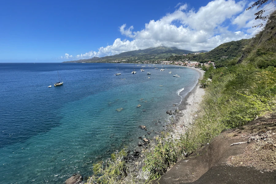 La baie de Saint-Pierre au pied des mornes du nord