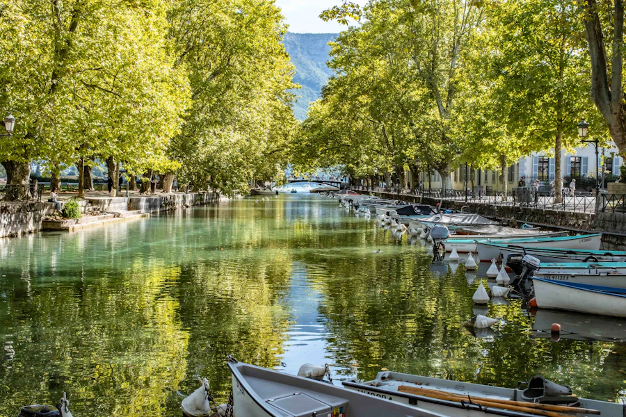 Bateaux le long d'un canal de la vieille ville d'Annecy