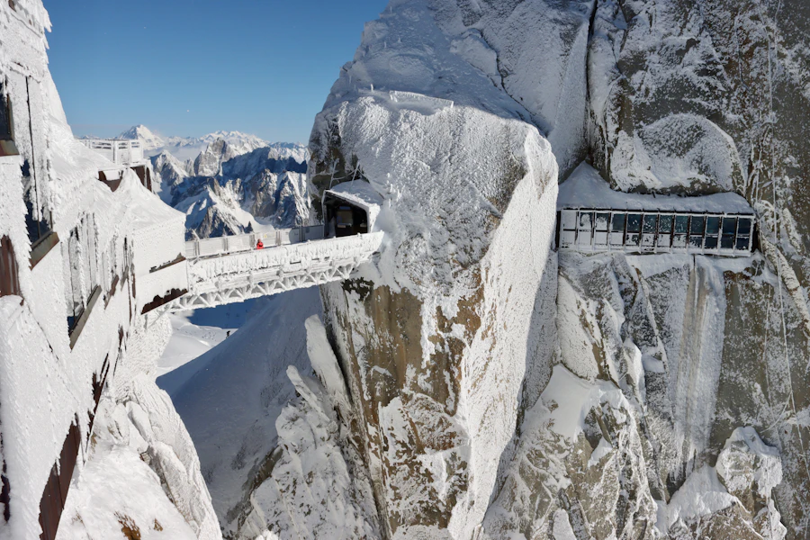 La passerelle de l'aiguille du Midi au-dessus de Chamonix
