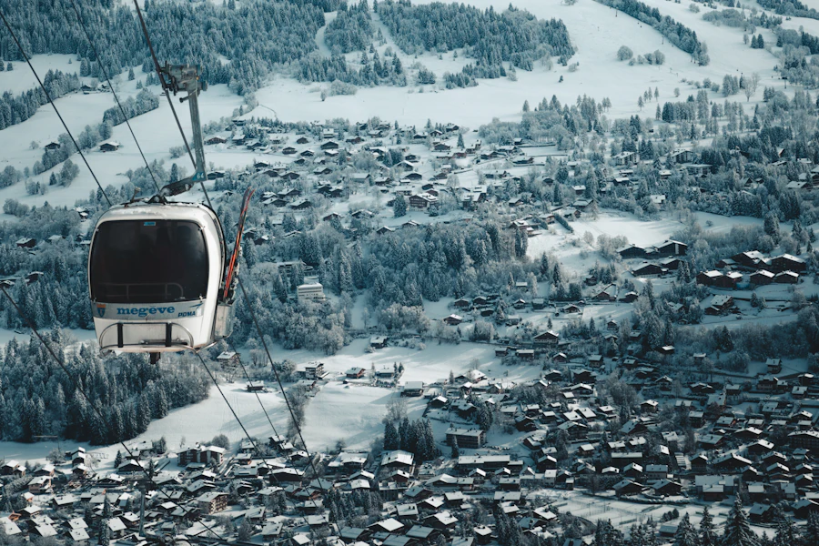 Un téléski sur les pentes enneigées de Megève