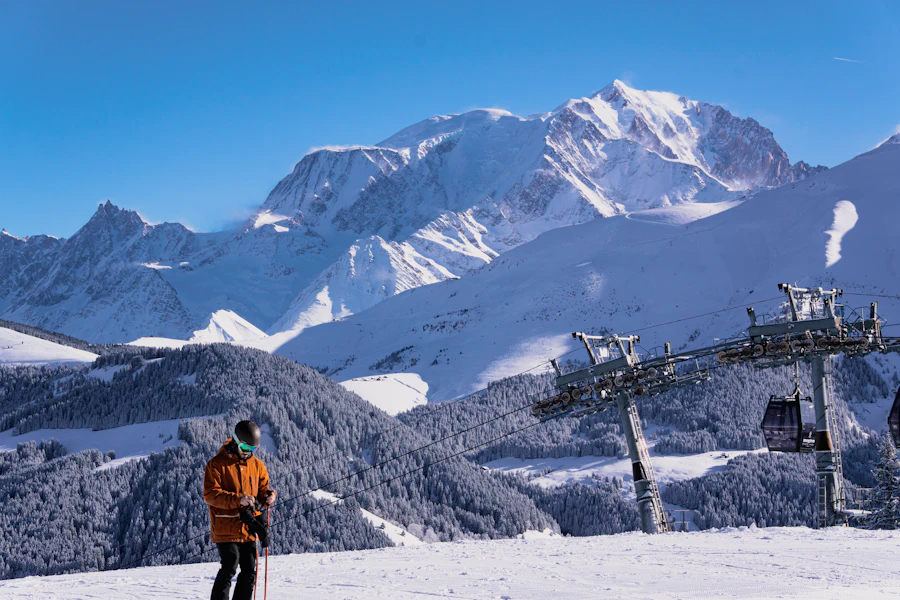Un skieur face au Mont-Blanc sur les hauteurs de Megève