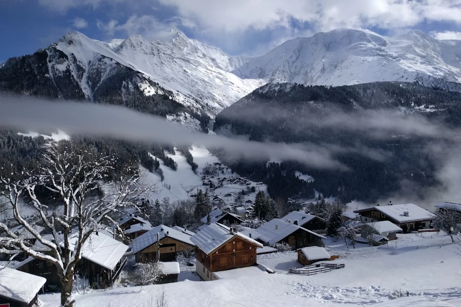 Saint-Gervais sous la neige, au pied des montagnes