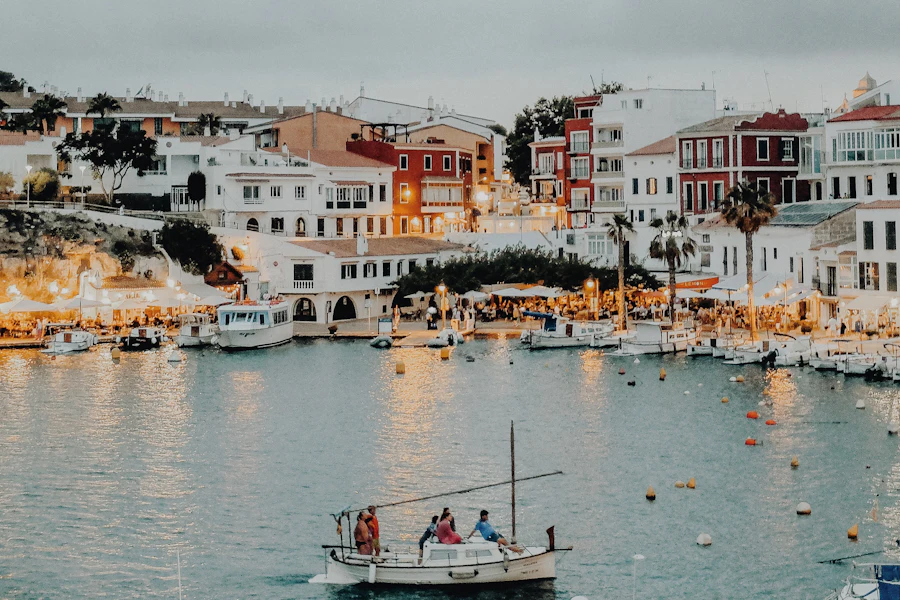 Le port étroit de Ciutadella et ses bateaux