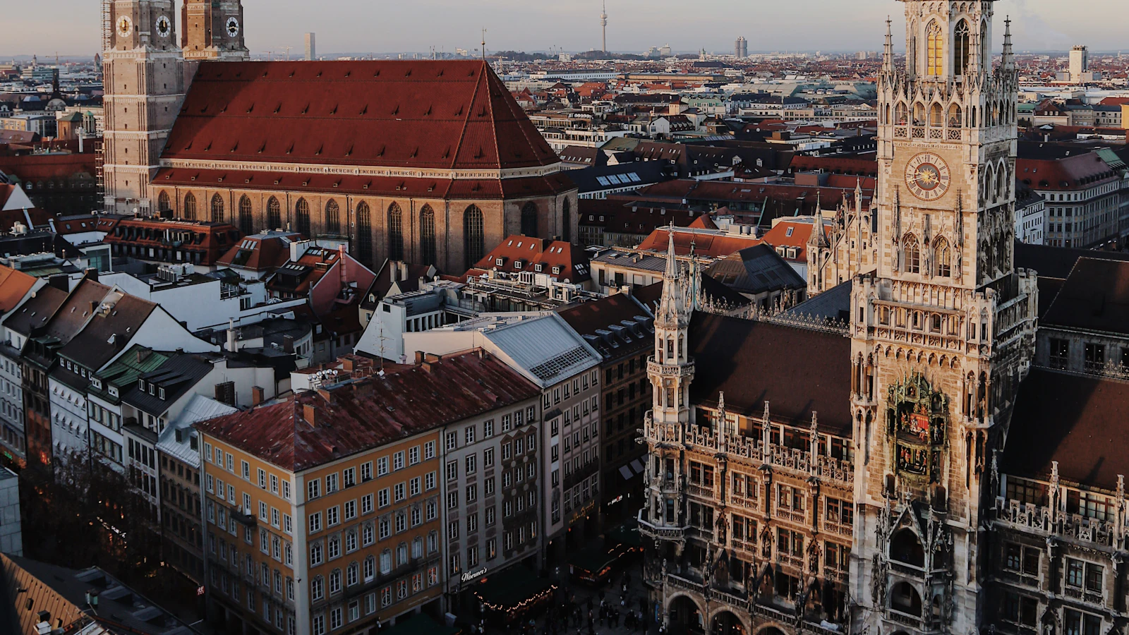 La Frauenkirche et le Nouvel Hôtel de Ville au-dessus des toits de Munich