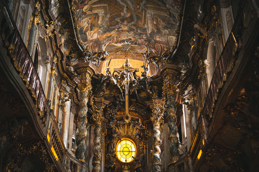 Le chœur doré et sombre de l'Asamkirche