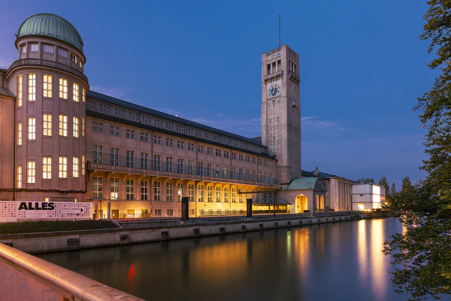 Le Deutsches Museum au bord de l'Isar, le soir