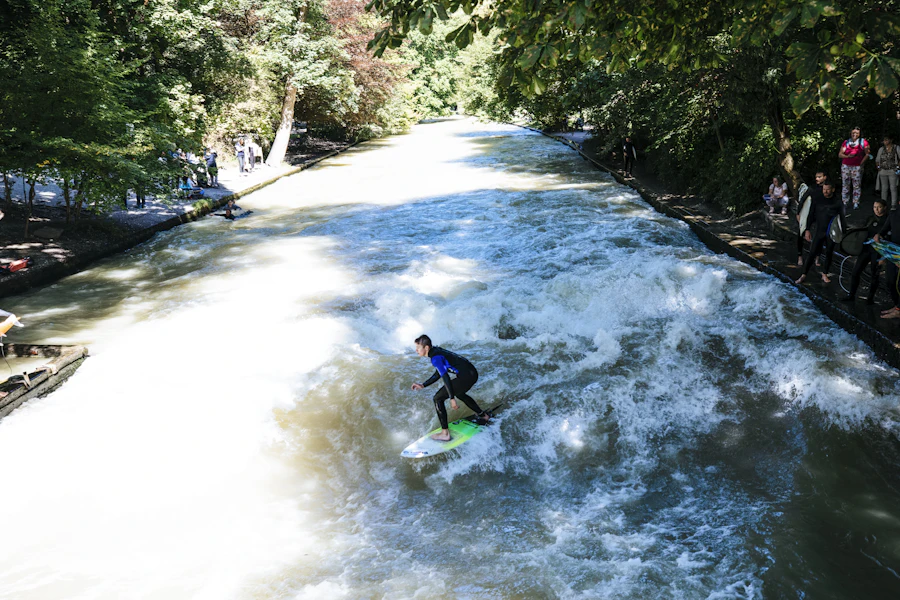 Un surfeur sur la vague de l'Eisbach, dans le Jardin anglais