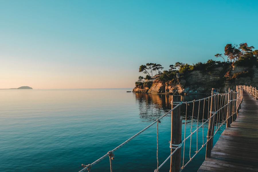 Un ponton de bois au-dessus de la mer bleue, à Agios Sostis