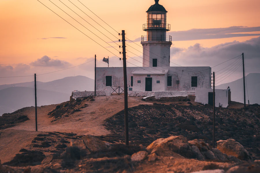 Le phare d'Armenistis sur sa colline