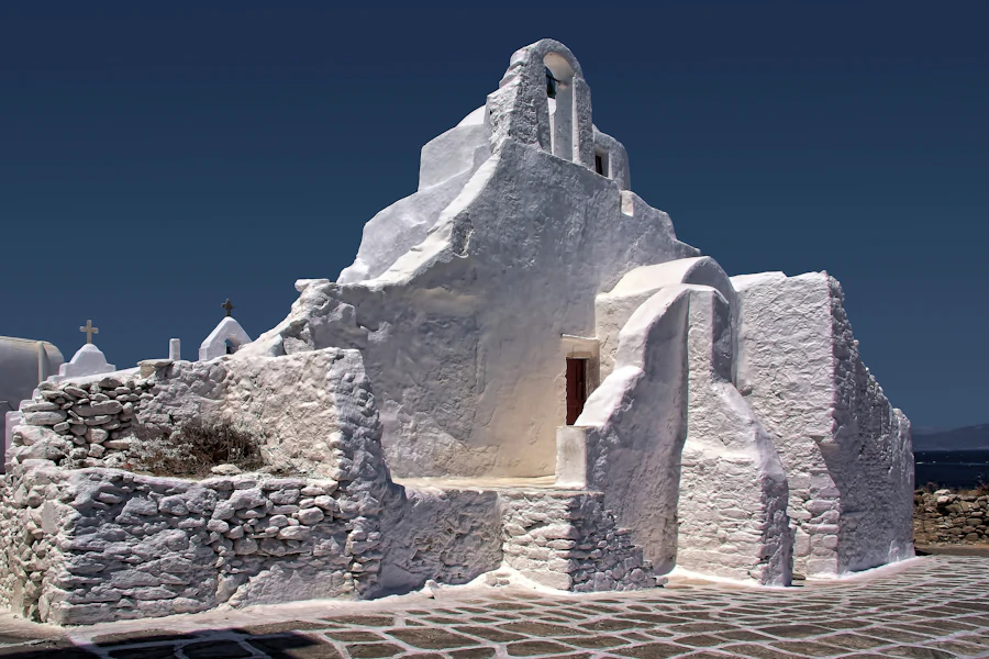 L'église blanche Paraportiani et ses formes arrondies