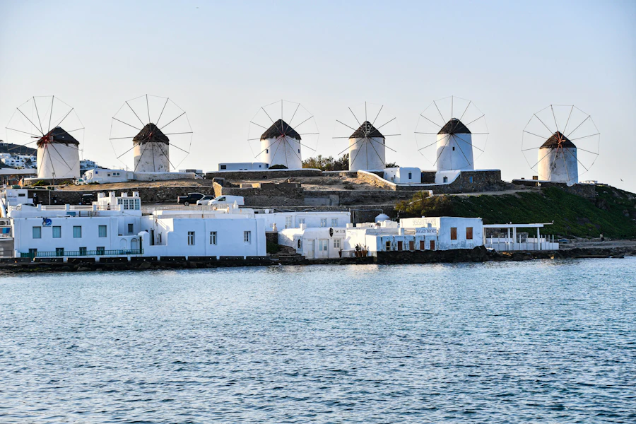 La rangée de moulins de Kato Mili au-dessus de la mer