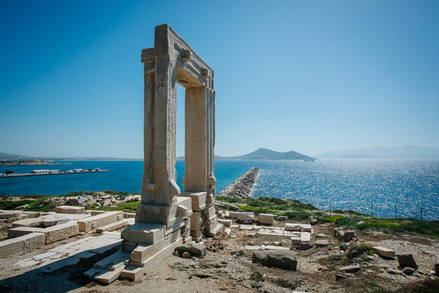 La Portara, porte antique de Naxos, au bord de la mer