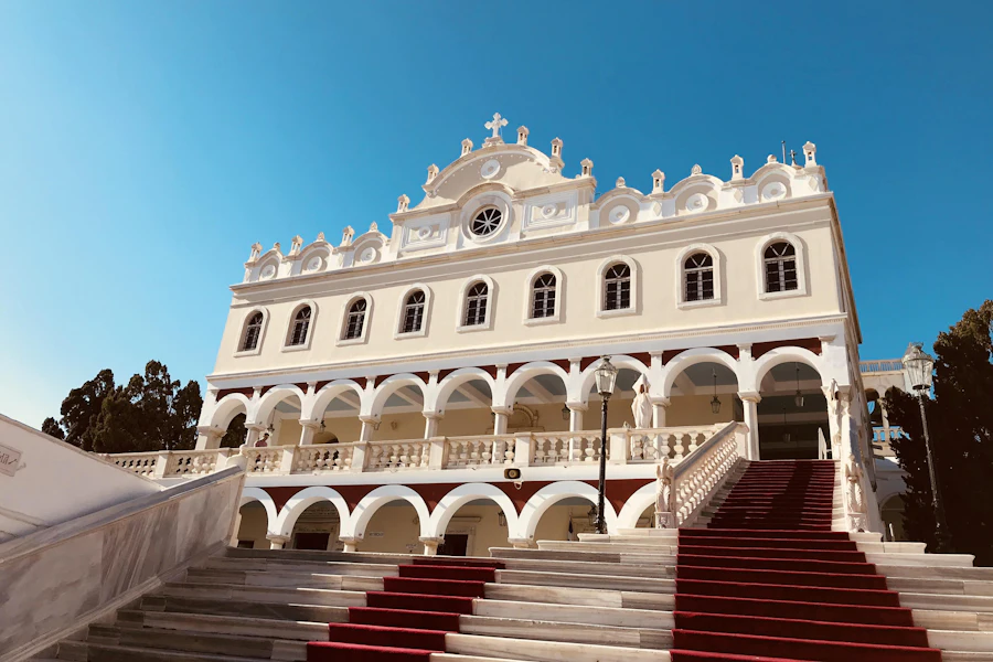 Une église blanche et son escalier, à Tinos