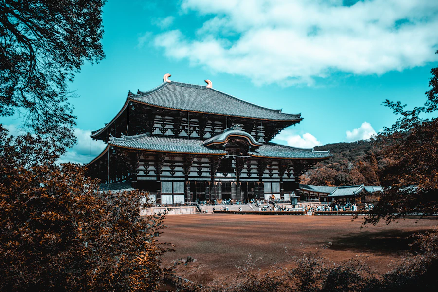 Le Daibutsu-den du Todai-ji derrière les pins