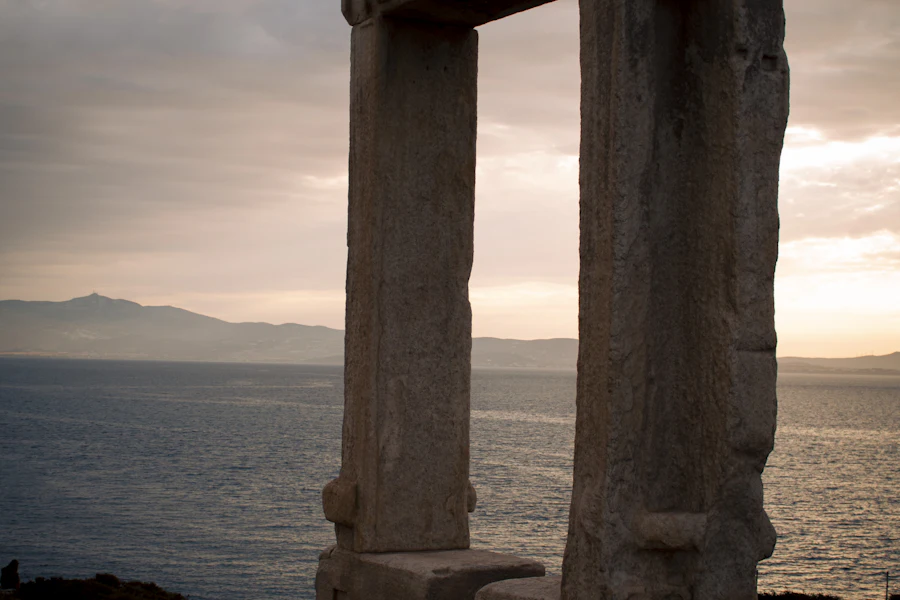 La porte de marbre de la Portara au-dessus de la mer