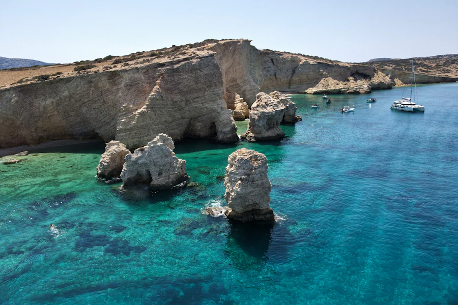 Une eau turquoise entre les rochers de Koufonissia
