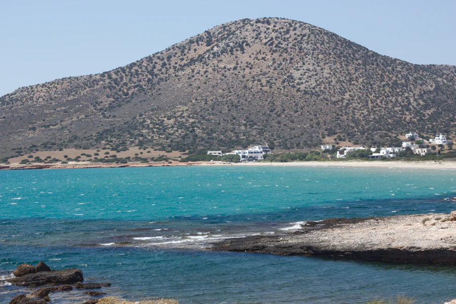 Une plage de sable de Naxos face à la mer